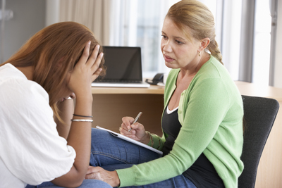 Una trabajadora de atención de la salud consola a una mujer con depresión. 