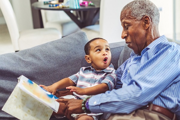 Abuelo leyendo a su nieto