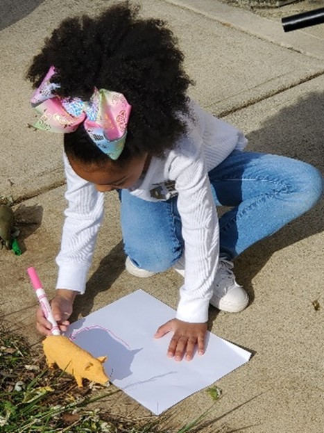 Niña dibujando.