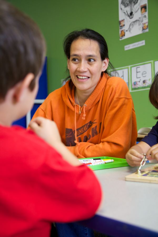 Maestra con niños.