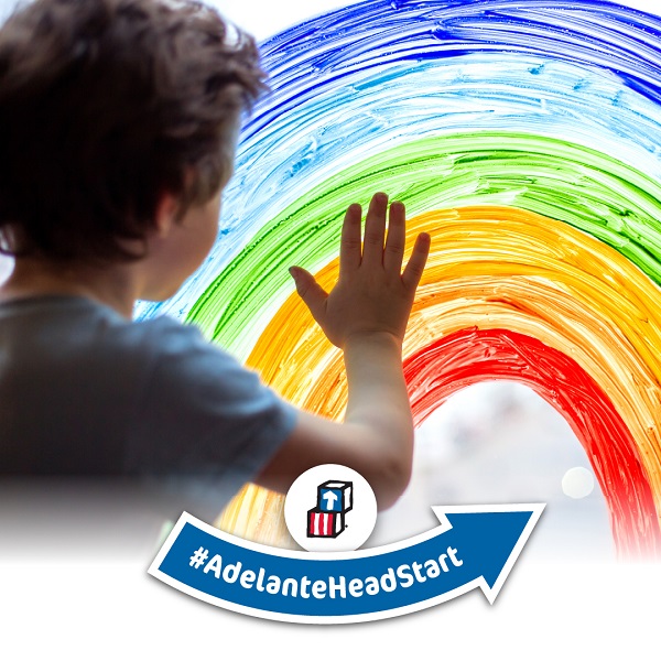 Imagen de redes sociales que muestra a un niño tocando un arco iris pintado