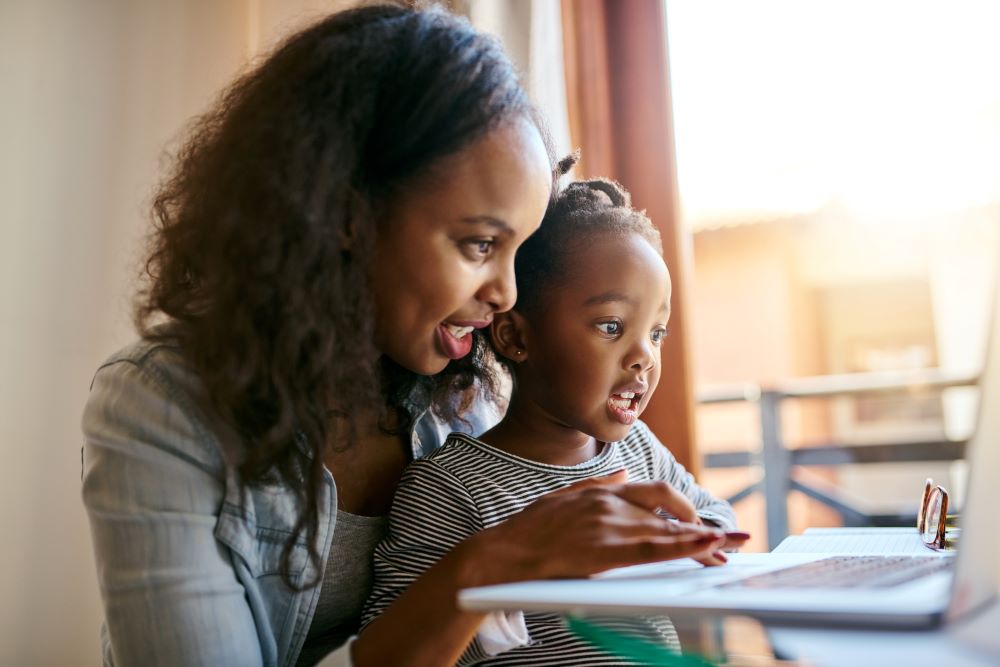 Madre e hija en la computadora durante una llamada virtual.