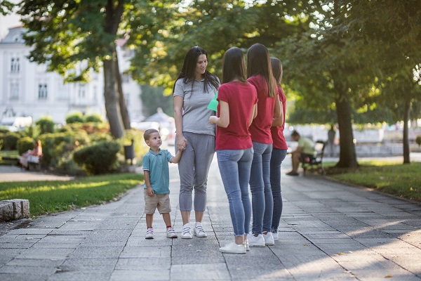 Personal de Head Start que hace reclutamiento en un parque