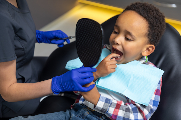 Niño a quien el personal dental le está examinando los dientes.