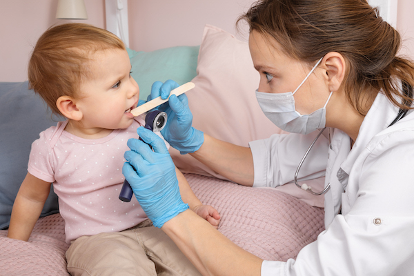 Personal dental examinando los dientes de un niño.