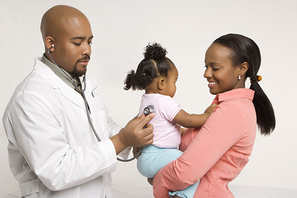 Madre y niño en una visita médica.