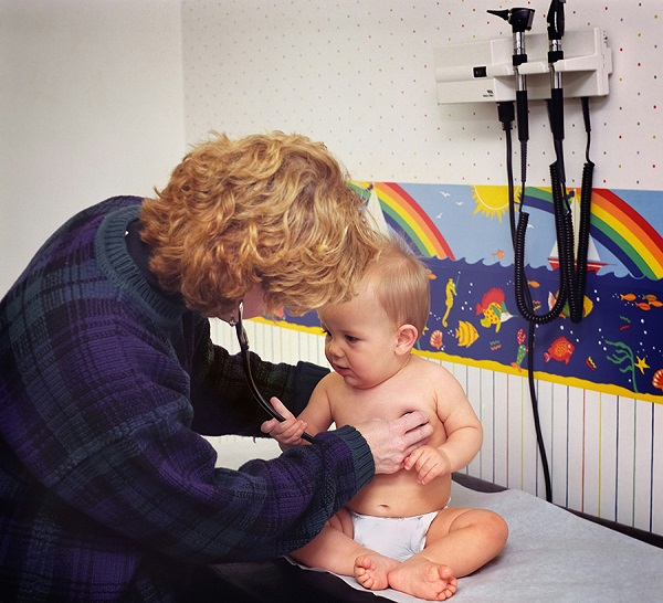 Niño siendo examinado por un profesional de la salud.