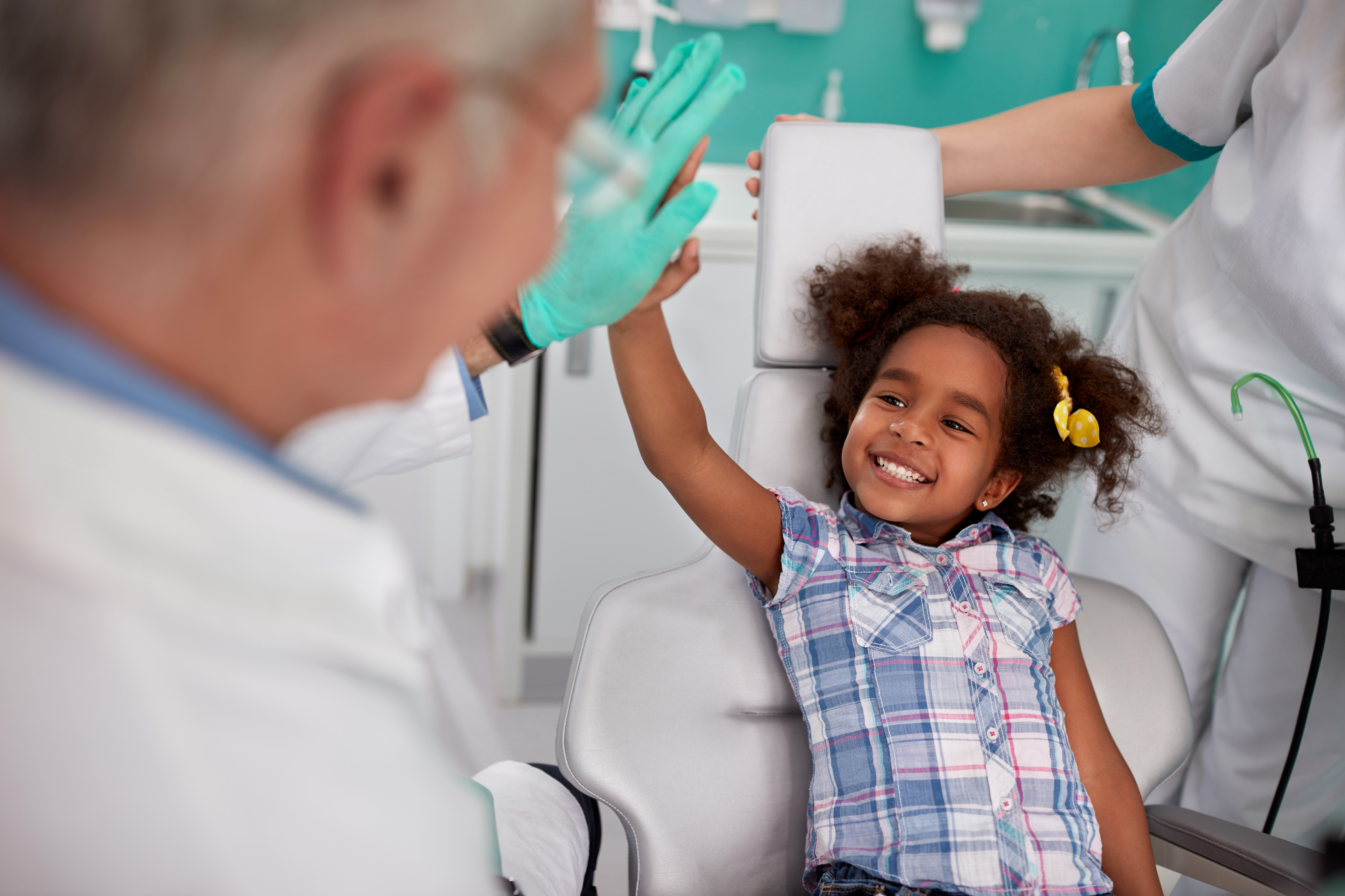 Dentista y chica comparten un dame esos cinco