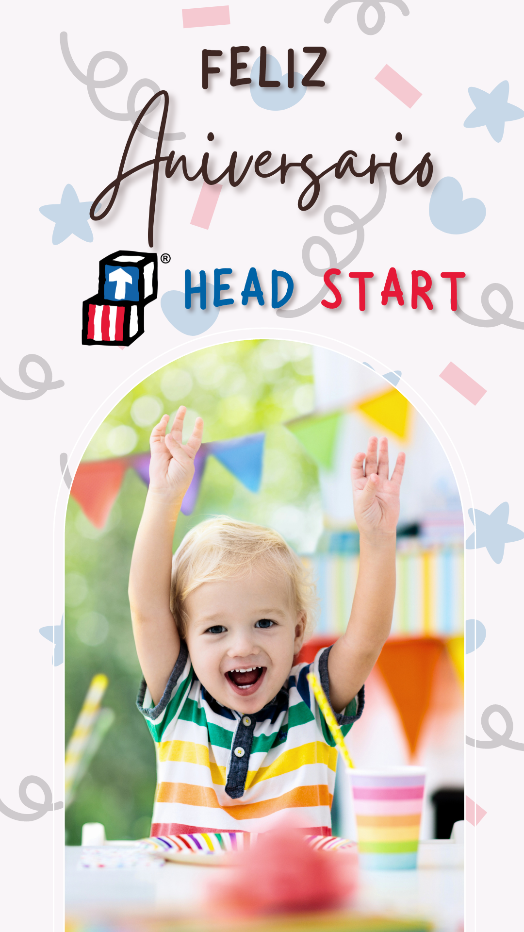 Un niño feliz levantando los brazos en el aire: ¡feliz cumpleaños Head Start!