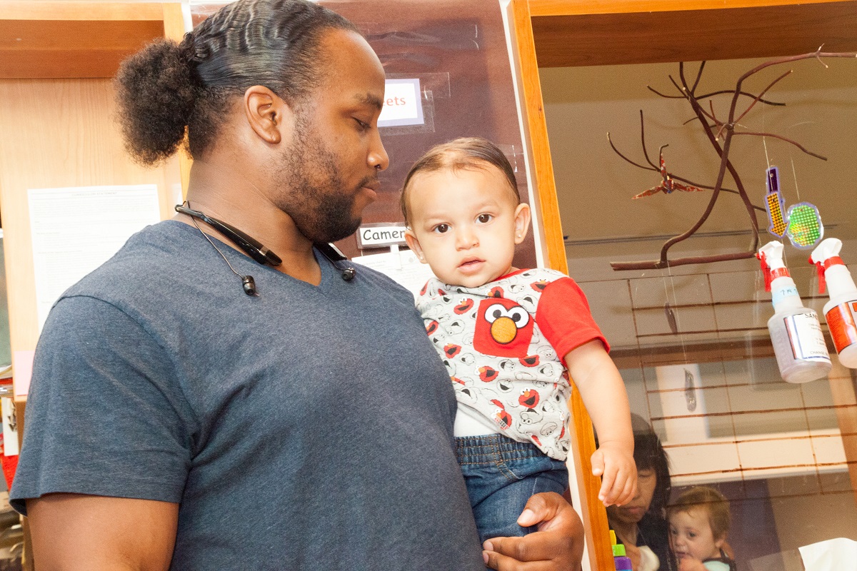 Padre cargando a un niño