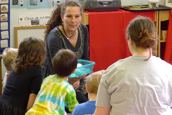 Maestra demostrando nieve a los niños