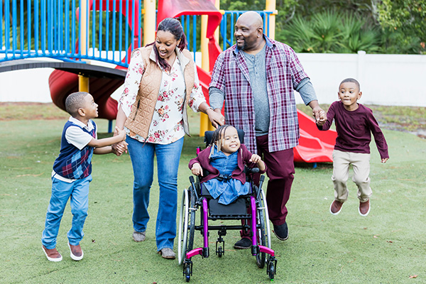 Familia en el patio de juego