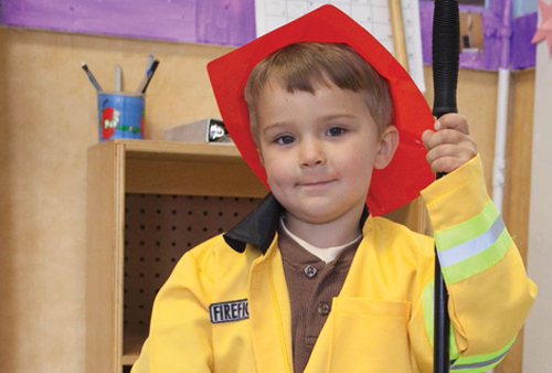 niño con traje de bombero