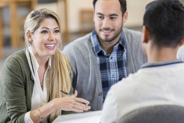 equipo empresarial se reúne para discutir ideas