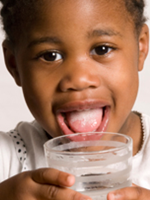 Niño bebiendo un vaso de agua