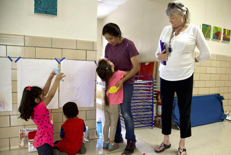 Niños en la escuela con maestras