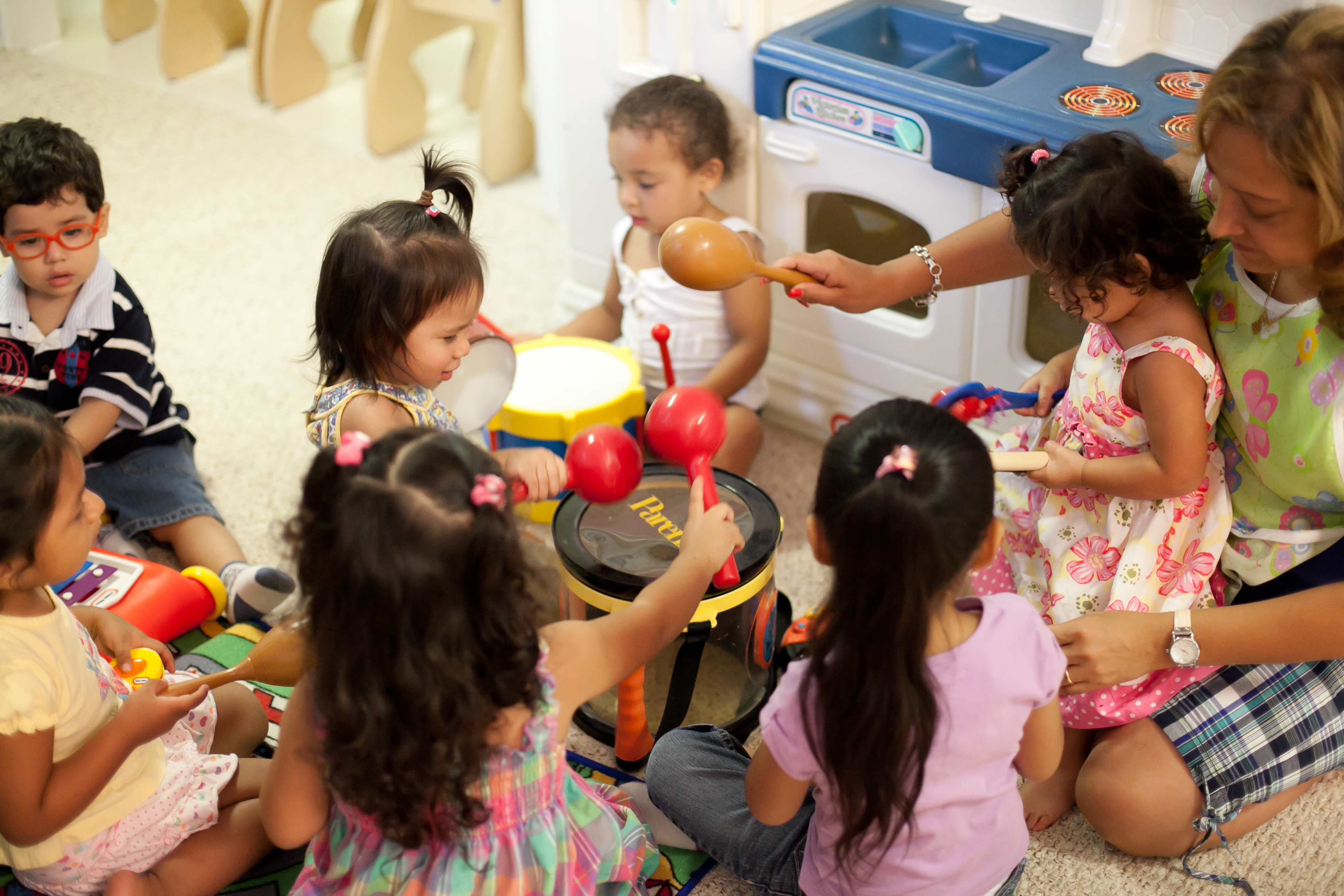 Niños tocando la batería