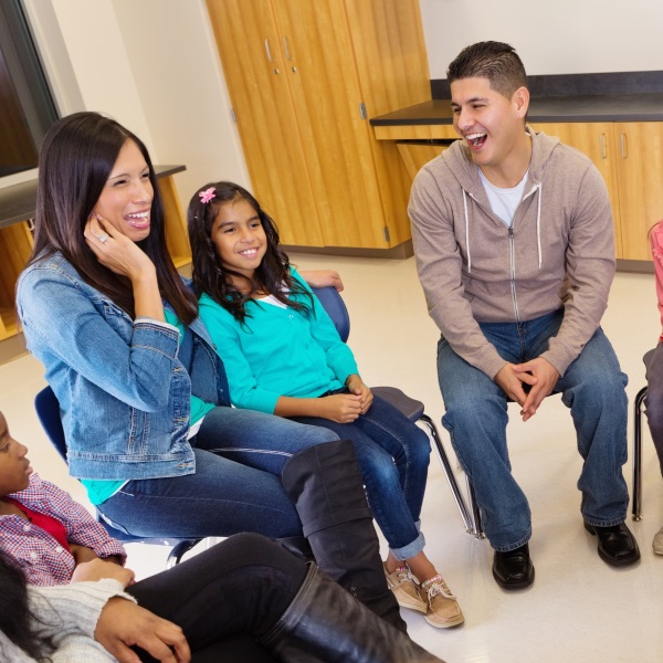 reunión con maestros de escuela primaria, estudiantes y padres