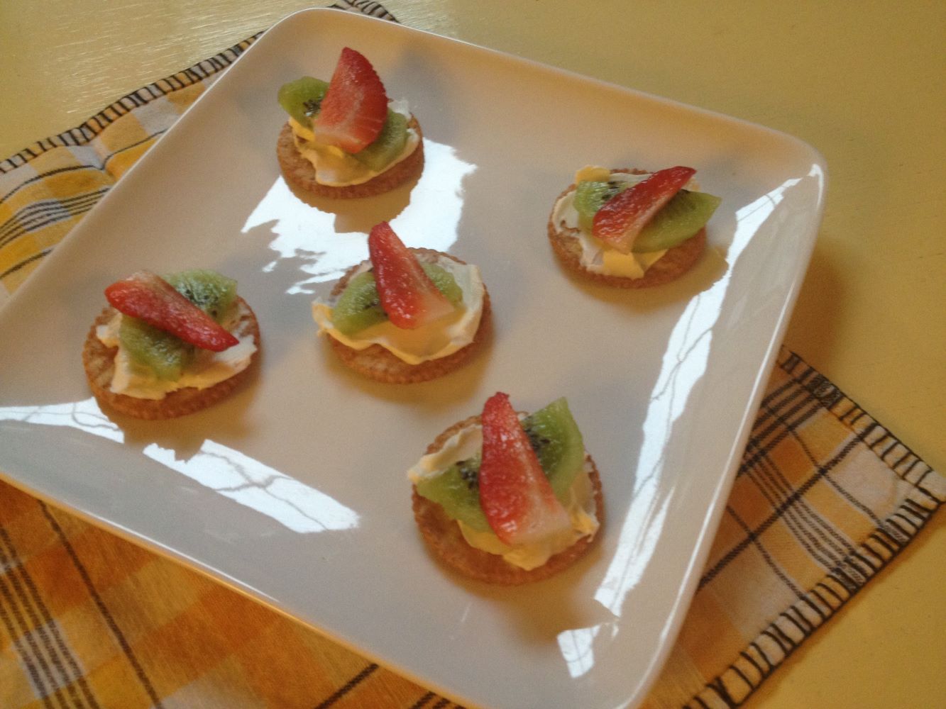 Galletas con fruta y queso