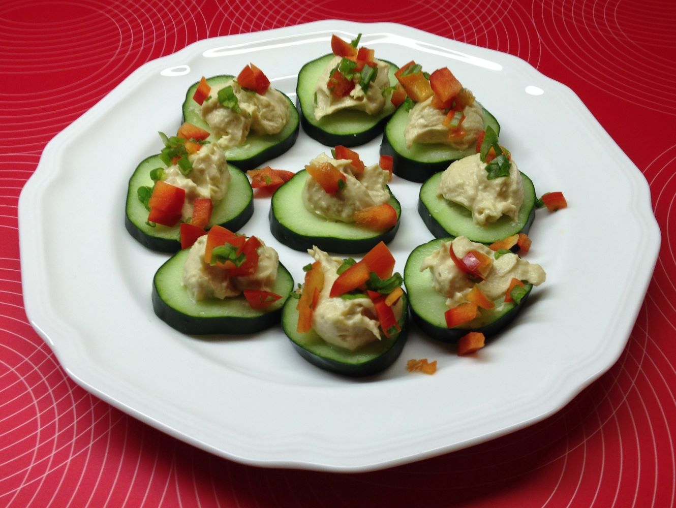 Rodajas de pepino con humus