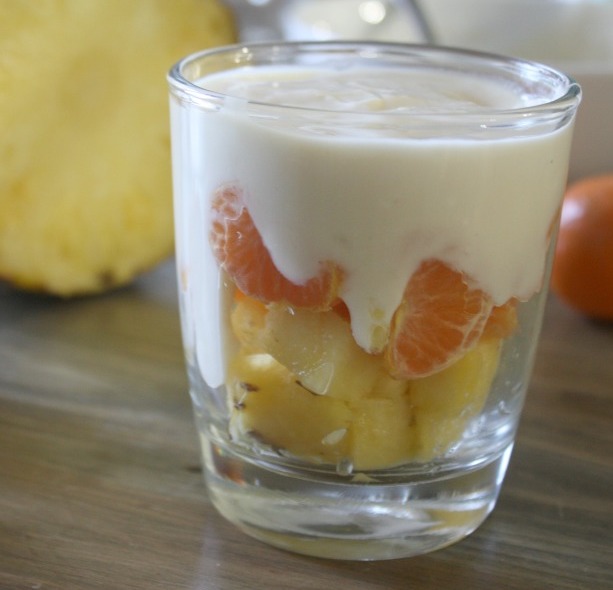 Parfait de fruta estilo caramelo de maíz.