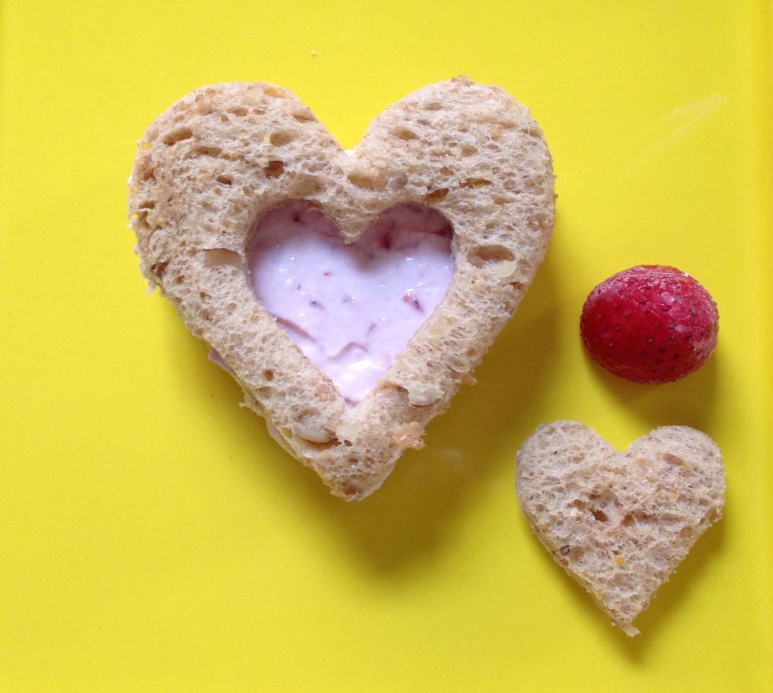 Sándwich de queso crema con
fresa en forma de corazón.