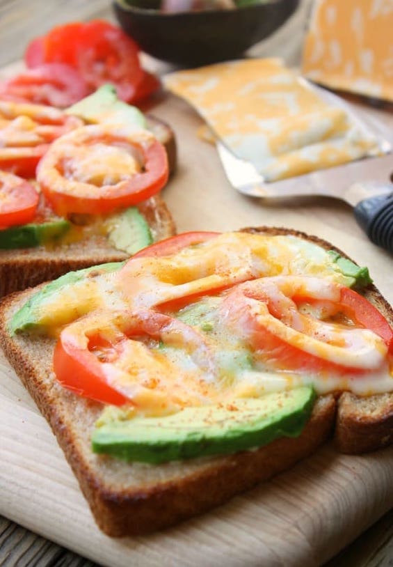 Tostas de tomate, aguacate y
 queso derretido