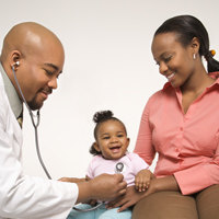 médico midiendo los latidos del corazón del niño