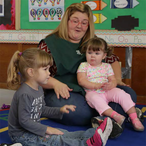 Maestra con niños pequeños