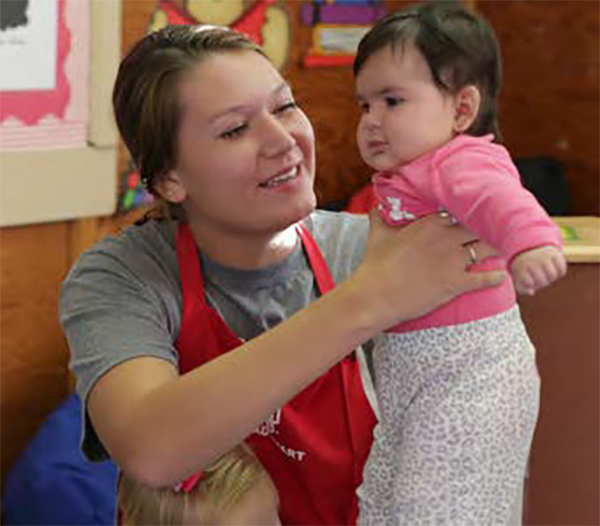 Maestra con niña