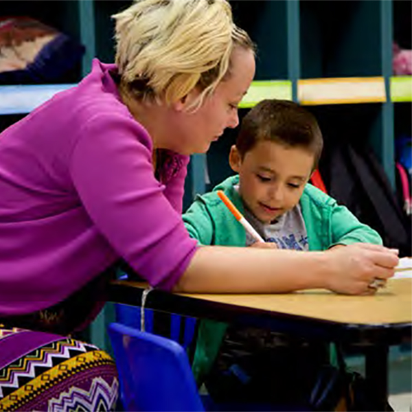 Maestra ayudando a un niño