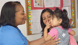 Dos mujeres sosteniendo a una niña