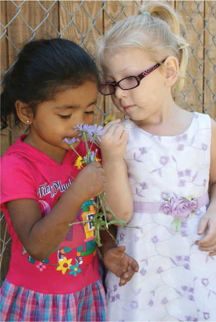 Dos chicas jugando con flores