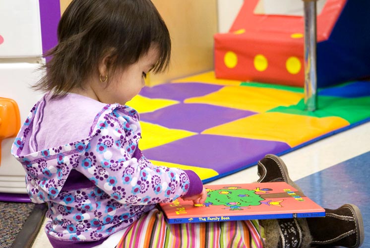 Mujer leyéndole a un niño