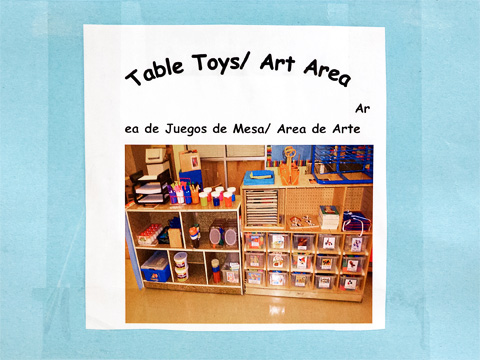 mesa con juguetes/señal del área de artes