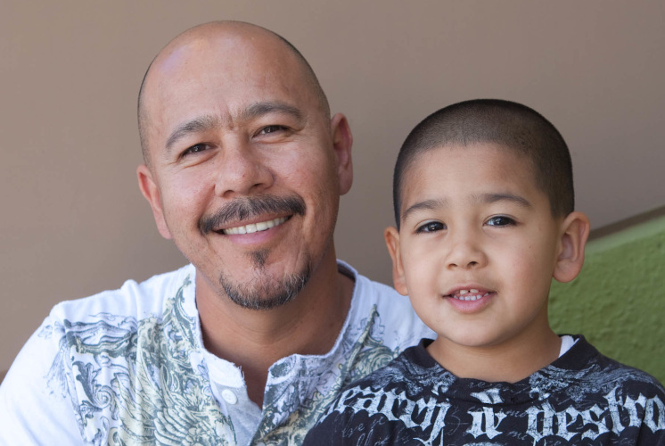 Padre e hijo sentados juntos