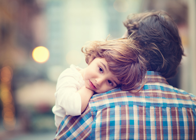 Padre sosteniendo a su hija