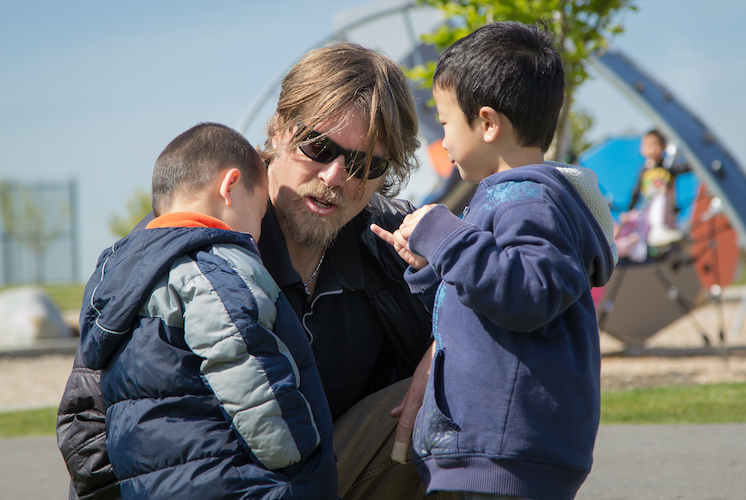 Padre hablando con sus hijos