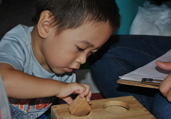 Niño jugando con bloques