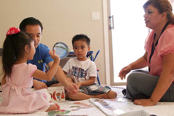 Visitadora del hogar con un padre y sus dos hijos