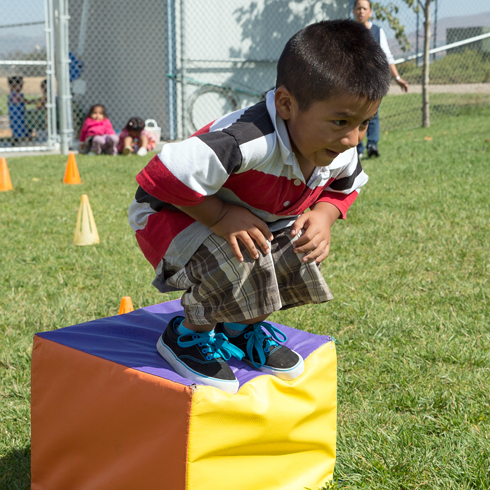 niño jugando afuera