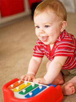 niño jugando con un xilófono