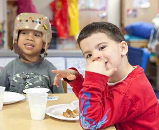 Niños sonriendo y comiendo