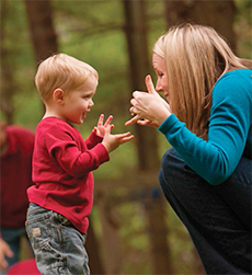 mujer y niño jugando