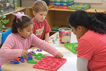 niños jugando con letras