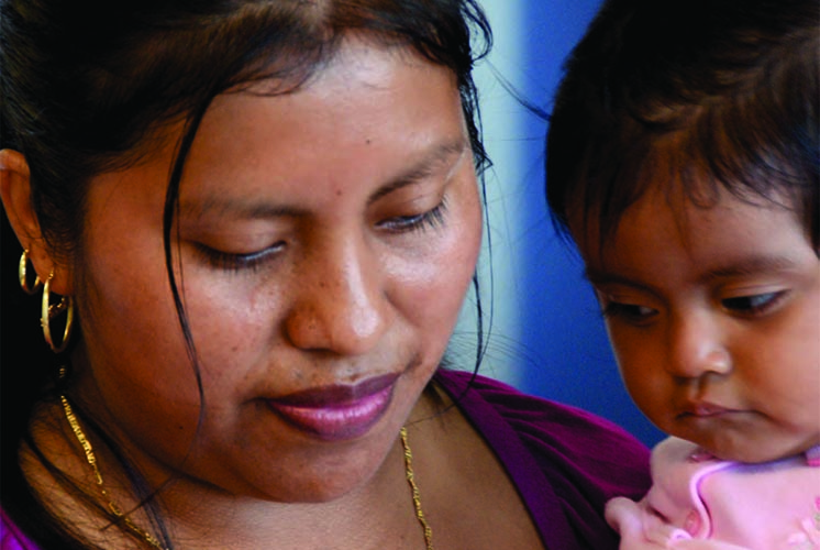 Una madre y su hija mirando hacia abajo, tristes