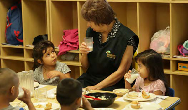 Maestra almorzando con unos estudiantes