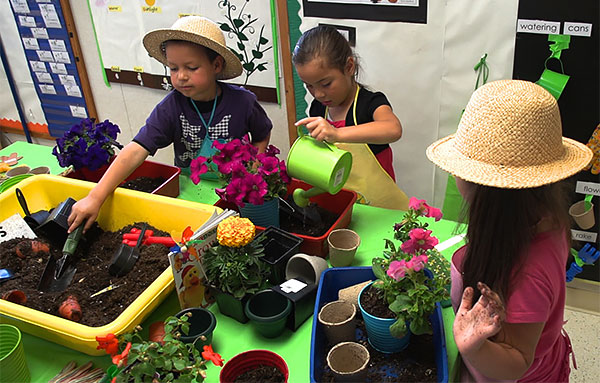 Estudiantes aprenden jardinería