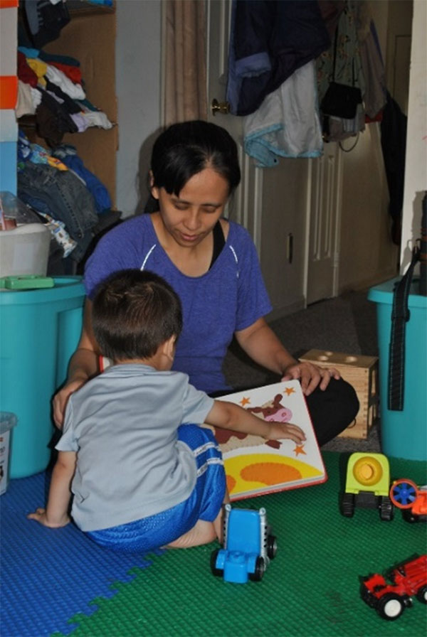 Maestro leyendo con un niño