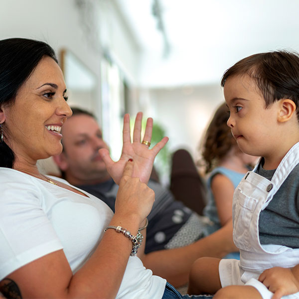 Madre usando lenguaje de señas con su hijo